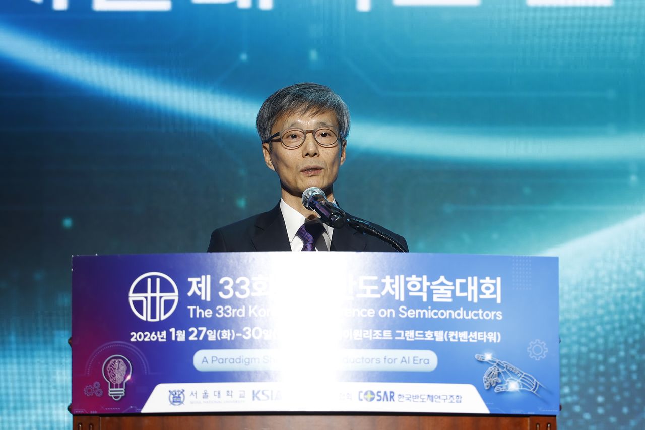 28일 강원도 하이원그랜드호텔에서 열린 제33회 한국반도체학술대회 개막식에서 학술대회 대회장을 맡은 황철성 서울대 교수가 개회사를 하고 있다. 사진 한국반도체학술대회 상임위원회