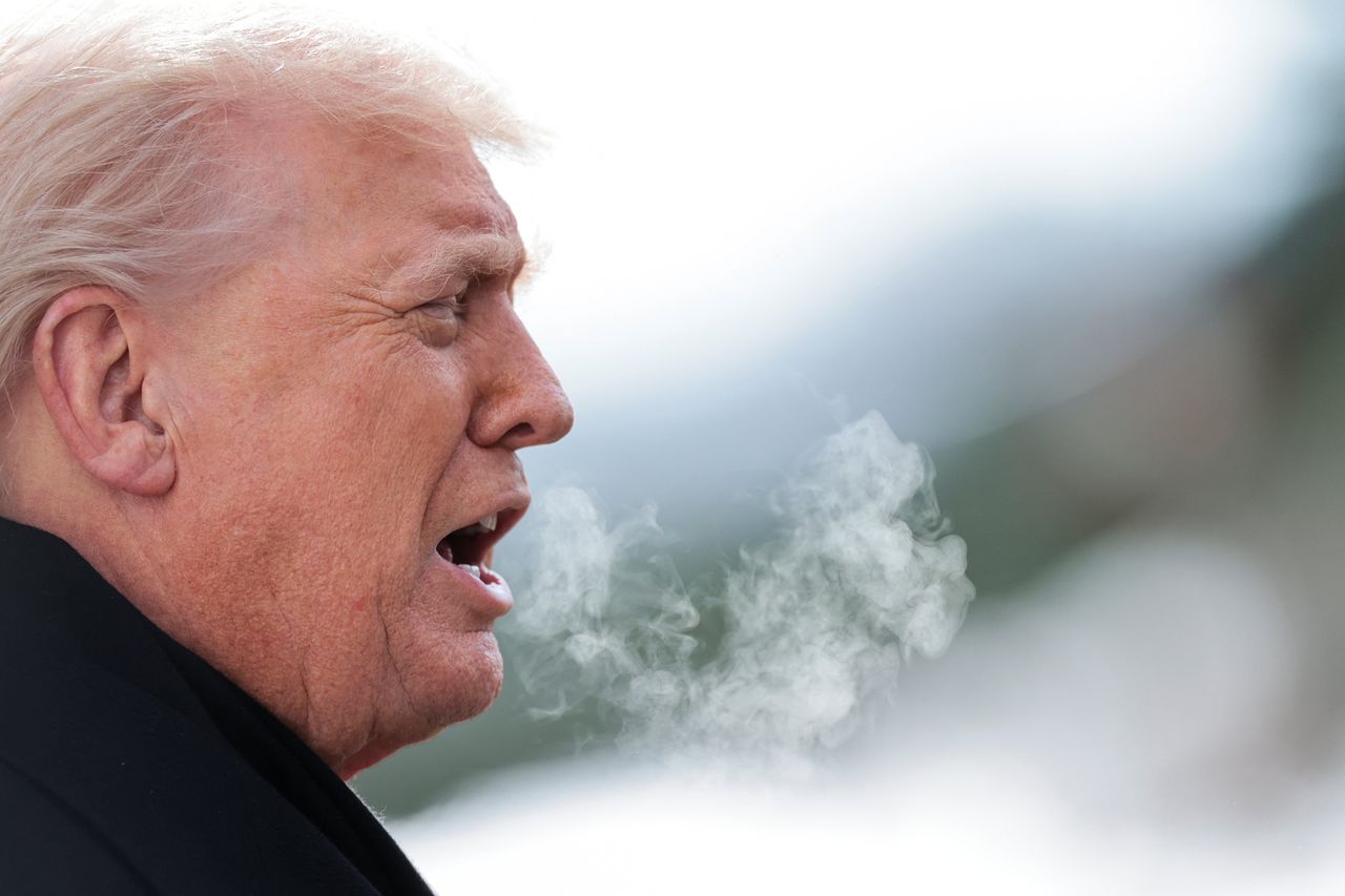 도널드 트럼프 미국 대통령이 27일(현지시간) 아이오와주 방문을 위해 전용 헬기에 오르기 전 취재진 질문에 답하고 있다. 트럼프 대통령은 한국 관세 인상에 대해 “해결책을 마련할 것”이라고 밝혔다. [로이터=연합뉴스]