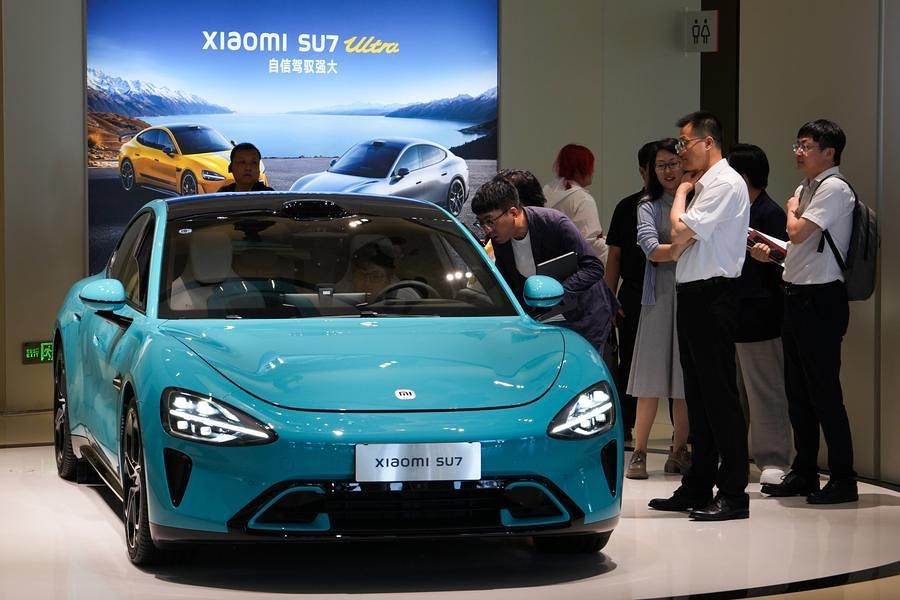 2025년 6월 16일 베이징 샤오미 자동차 공장의 체험센터를 찾은 방문객이 SU7 자동차를 둘러보고 있다. 신화통신 