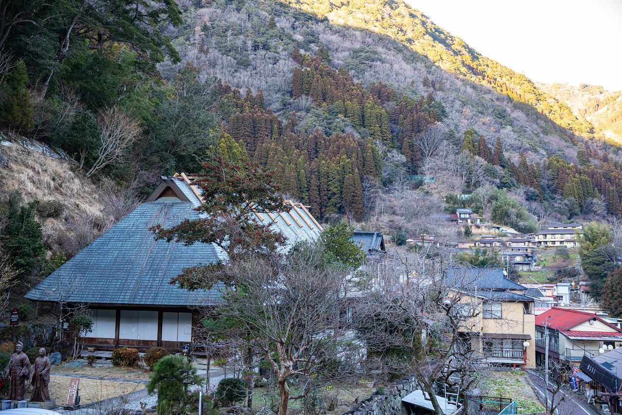 시바촌 마을 풍경. 왼쪽에 보이는 건물이 국가 중요문화재로 지정된 쓰루토미 저택이다. 여관으로 운영 중이다.