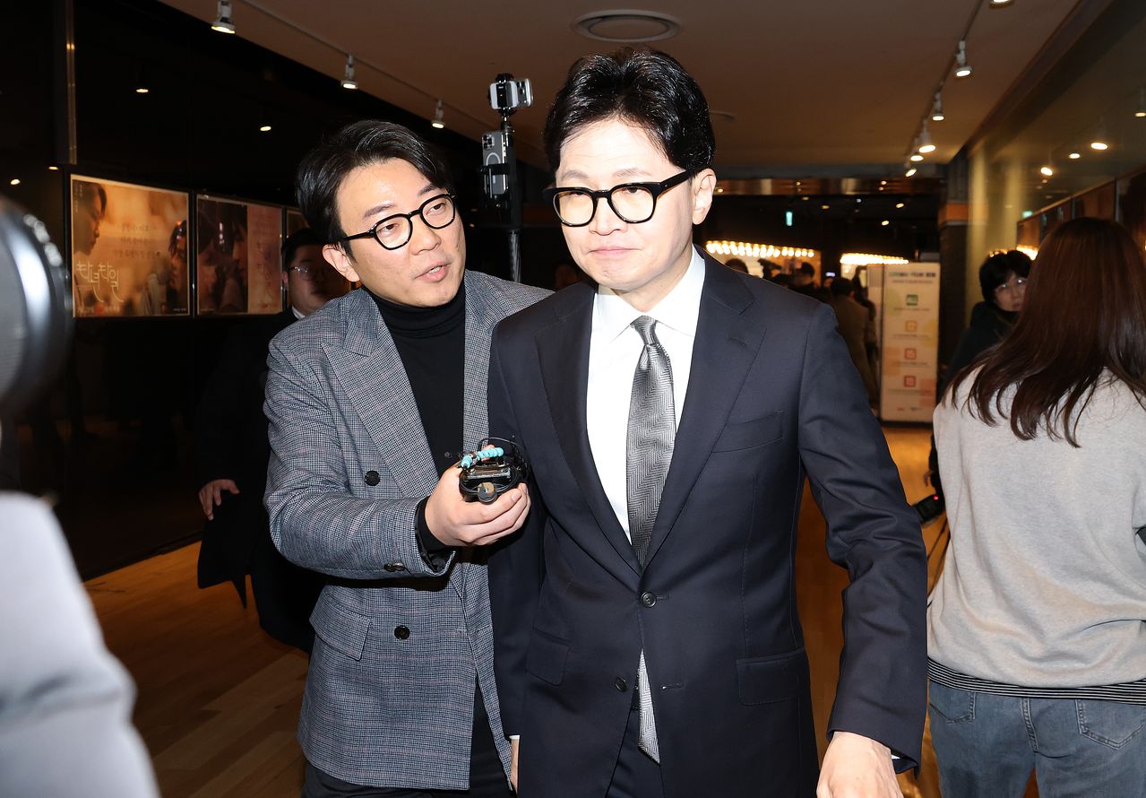 국민의힘 한동훈 전 대표가 28일 서울 영등포구의 한 영화관에서 영화 '잊혀진 대통령: 김영삼의 개혁 시대'를 관람하기 위해 이동하던 중 취재진의 질문에 답하지 않은 채 이동하고 있다. 연합뉴스