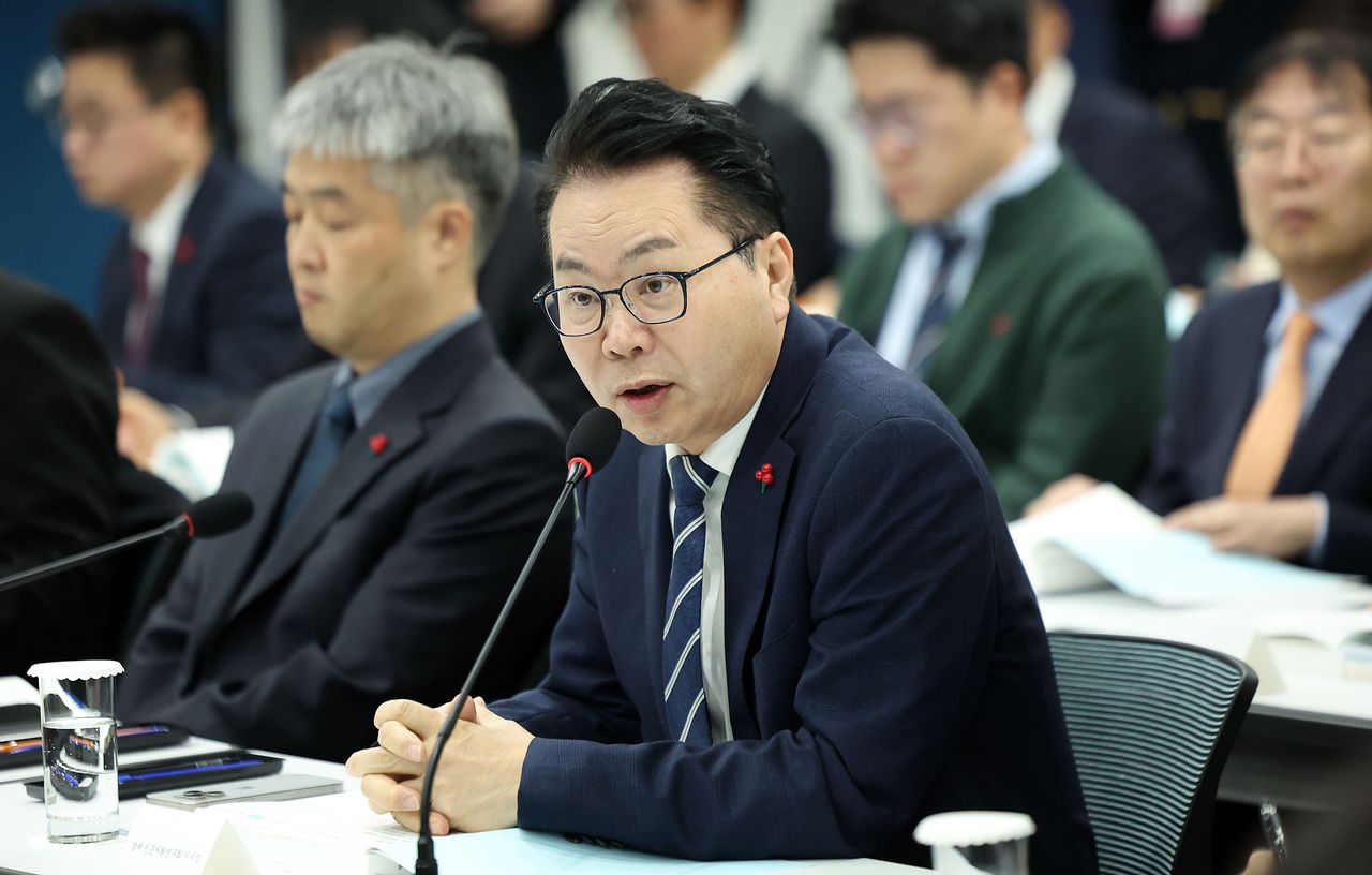 이한주 경제인문사회연구회 이사장이 지난 9일 서울 은평구 한국행정연구원에서 열린 경제인문사회연구회 업무보고에서 김민석 국무총리에게 총괄 보고를 하고 있다. 뉴시스