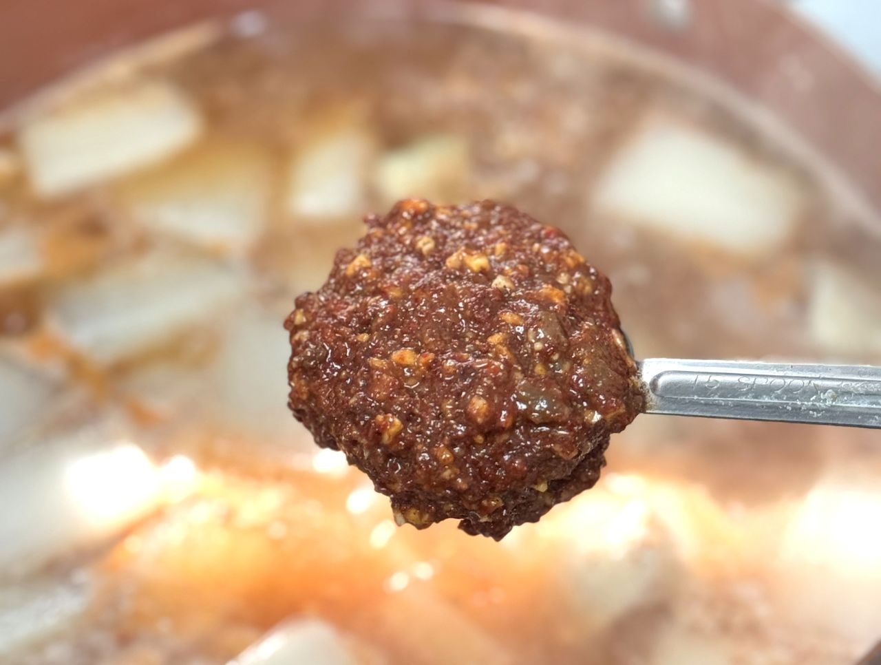 동태찌개는 고추장보다 된장을 써야 국물이 깔끔하다. 사진 이정웅