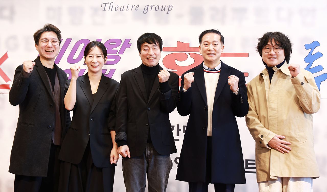 29일 서울 마포구 마포아트센터에서 열린 극공장소 마방진 창단 20주년 기자간담회에서 참석자들이 포즈를 취하고 있다. (왼쪽부터) 배우 조영규, 이지현과 고선웅 연출, 고영근 마포문화재단 대표이사, 서정완 마방진. 연합뉴스