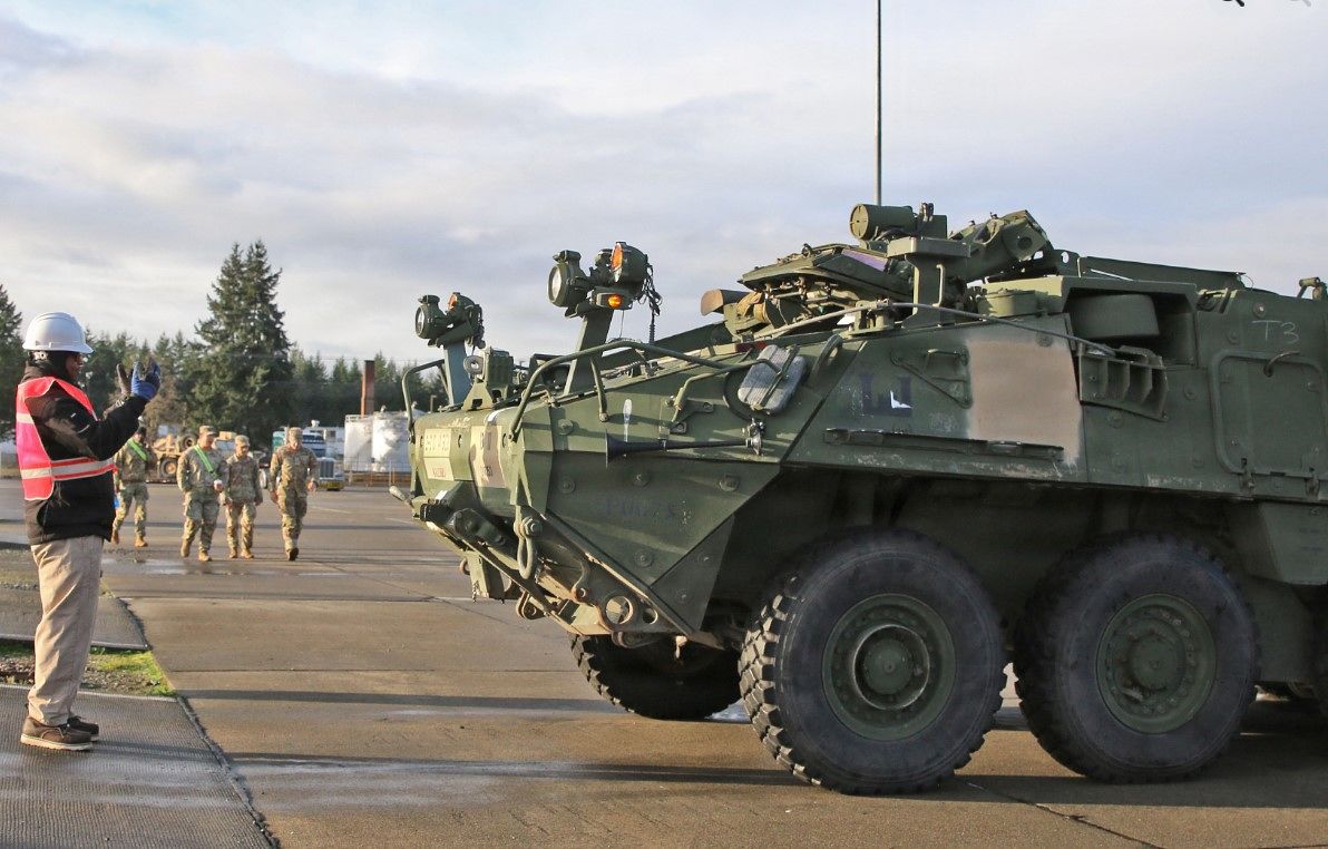 미 육군 제2보병사단 예하 제2스트라이커여단의 장갑차들이 한반도 순환배치를 위해 항구에서 수송선에 선적되고 있다. 사진 SNS 캡처