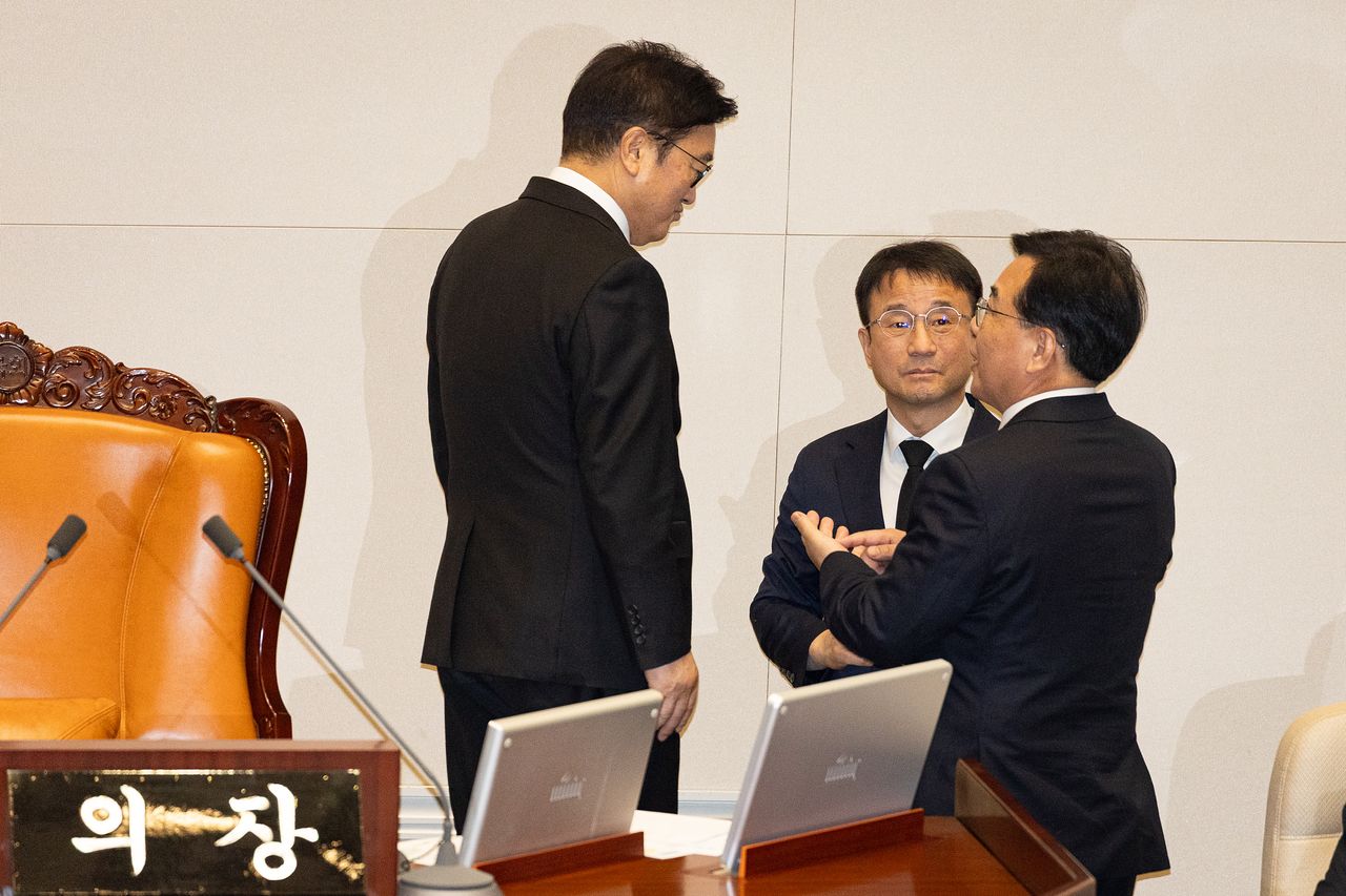 우원식 국회의장과 더불어민주당 한병도, 국민의힘 송언석 원내대표가 29일 서울 여의도 국회에서 열린 제431회 국회(임시회) 제2차 본회의에서 대화하고 있다. 뉴스1
