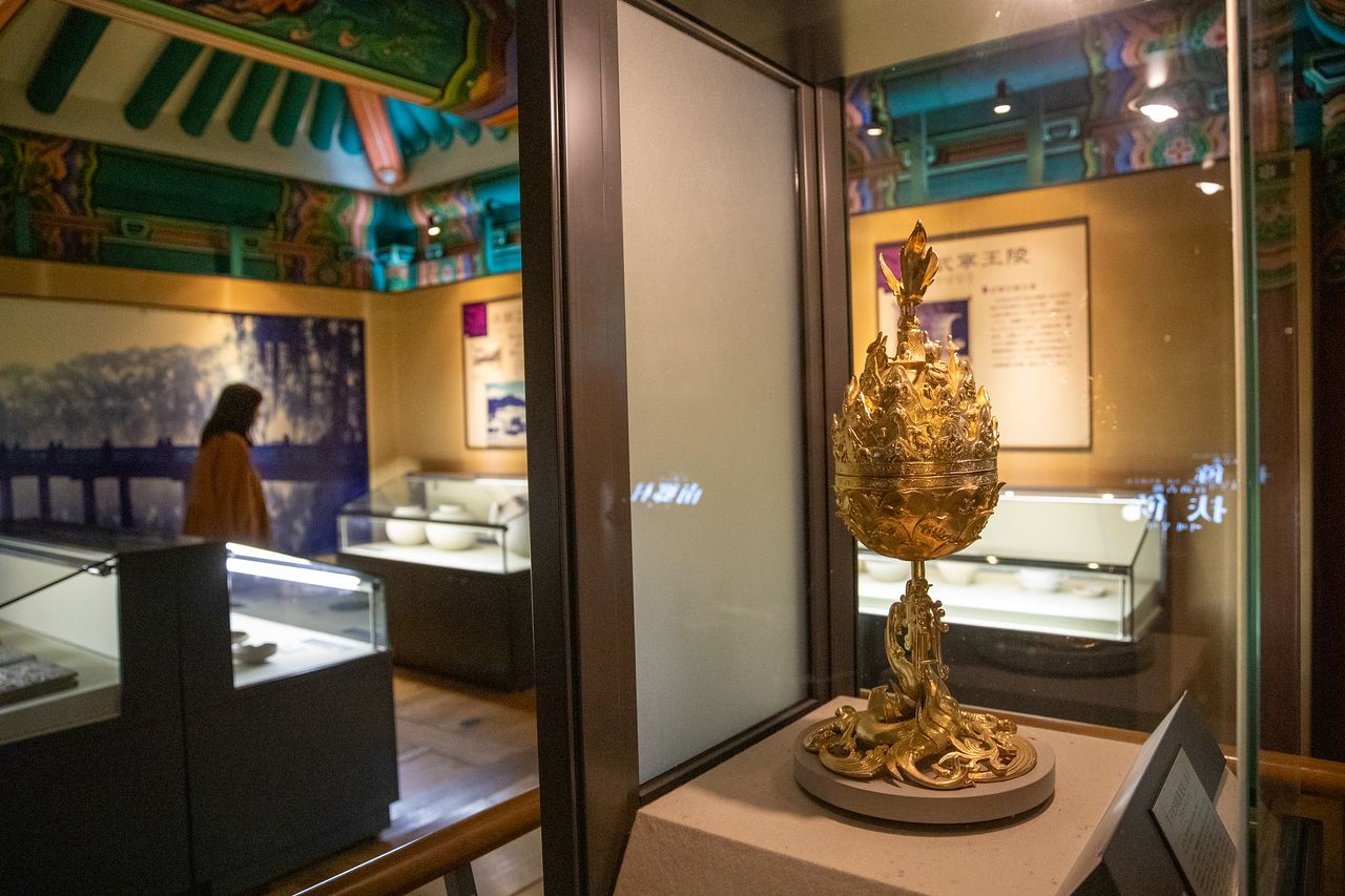 난고촌에는 한국 전통 양식으로 지은 '백제관'이 있다. 충남 부여시가 기증한 백제 문화재 모조품을 볼 수 있다. 