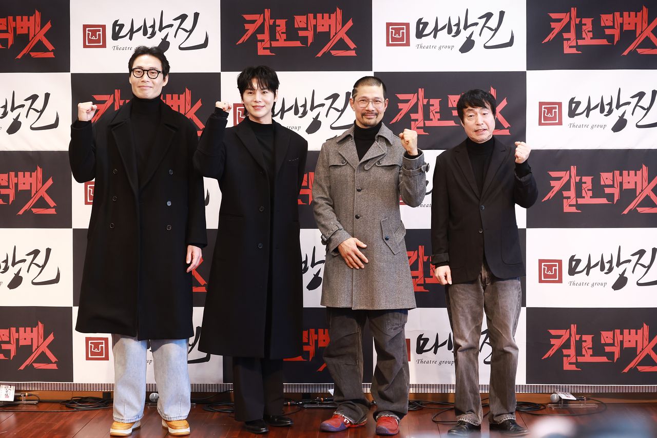 29일 서울 마포구 마포아트센터에서 열린 극공작소 마방진 20주년 기념 개막작 '칼로막베스' 기자간담회에서 (왼쪽부터) 배우 원경식, 김준수, 김호산과 고선웅 연출이 포즈를 취하고 있다. 연합뉴스