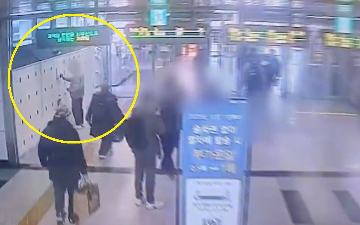 지난 7알 오후 대전역에서 20대 남성이 물품보관함에 봉투를 넣고 있다. 이 남성은 보이스피싱 조직에 속아 자신의 체크키드를 보관하던 중이었다. [사진 대전경찰청]