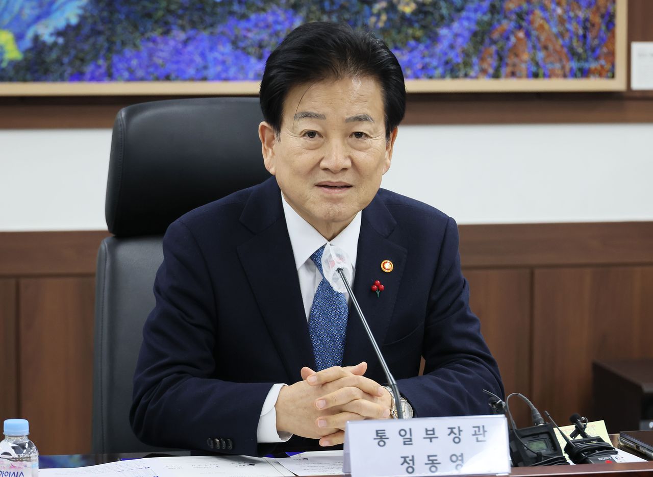 정동영 통일부 장관이 27일 서울 종로구 정부서울청사에서 열린 개성 만월대 상설전시 구축 및 운영의 유기적인 협력을 위한 통일부·서울특별시교육청·(사)남북역사학자협의회 업무협약식에서 인사말을 하고 있다. 연합뉴스