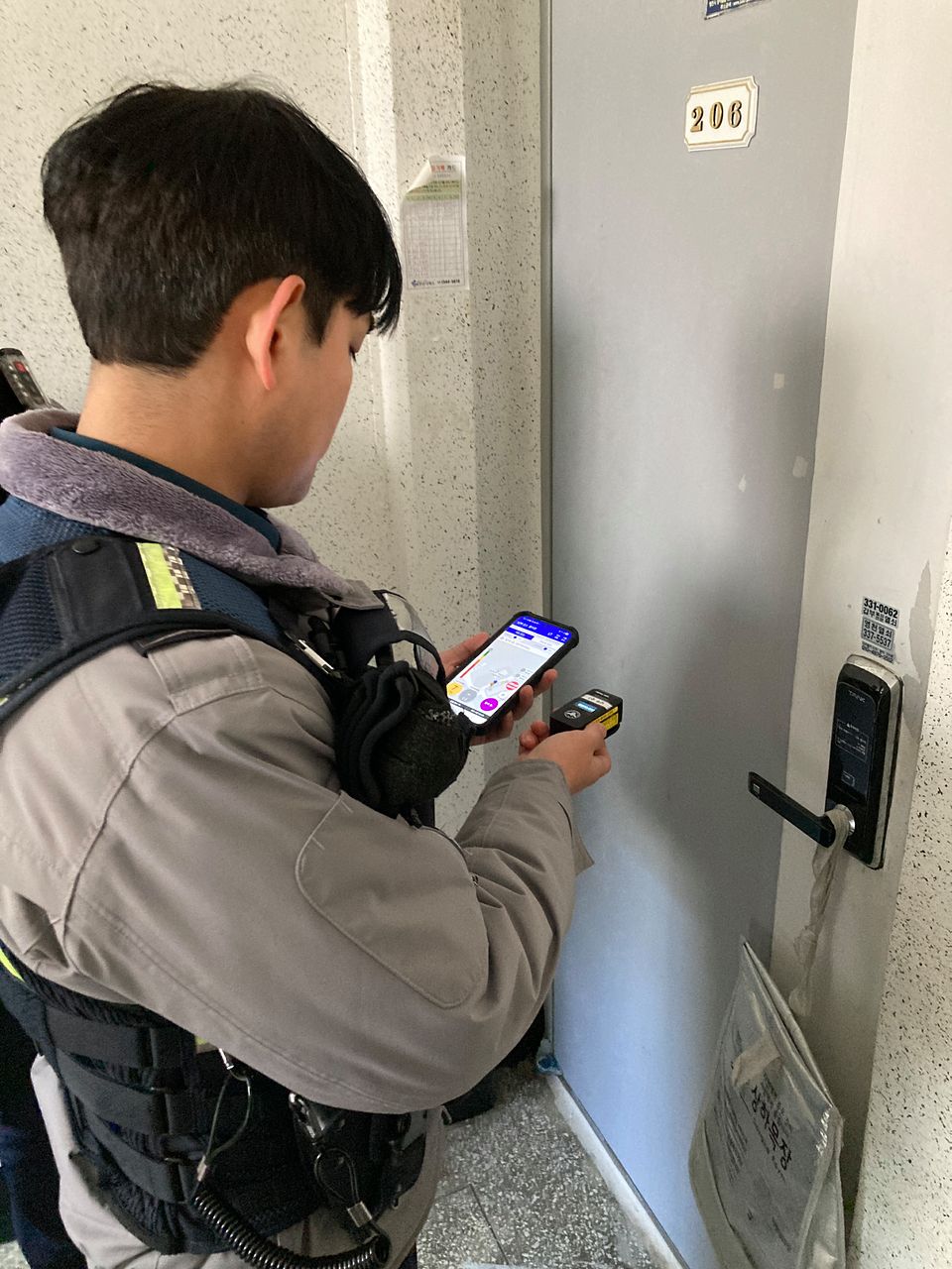 경북 영천경찰서 소속 경찰관이 '112 정밀탐색기' 활용 훈련을 하고 있다. 사진 경북 영천경찰서