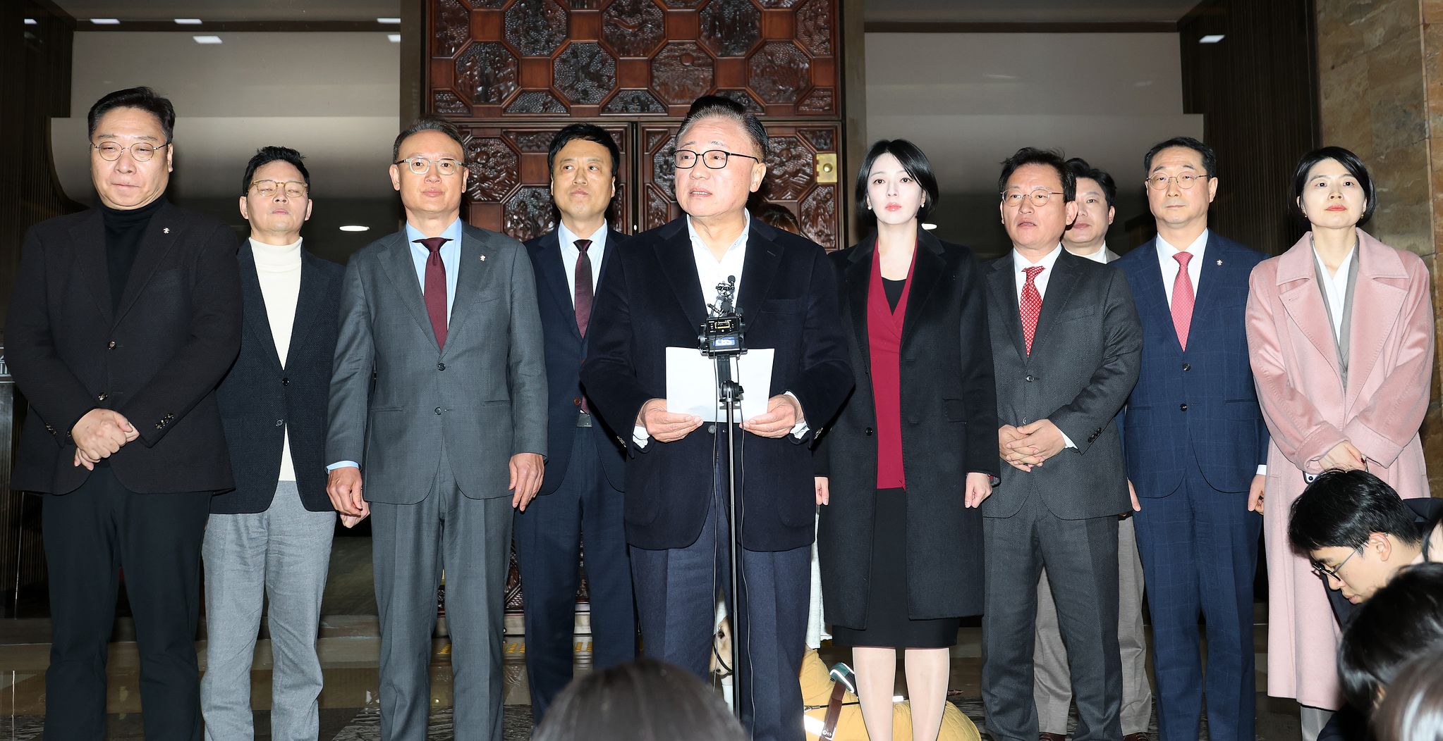 친한계로 분류되는 국민의힘 의원들이 29일 국회 로텐더홀 앞에서 의원총회를 앞두고 한동훈 전 대표 제명을 주도한 장동혁 대표 체제 지도부의 즉각 사퇴를 요구하는 집단 성명을 발표하고 있다. 연합뉴스