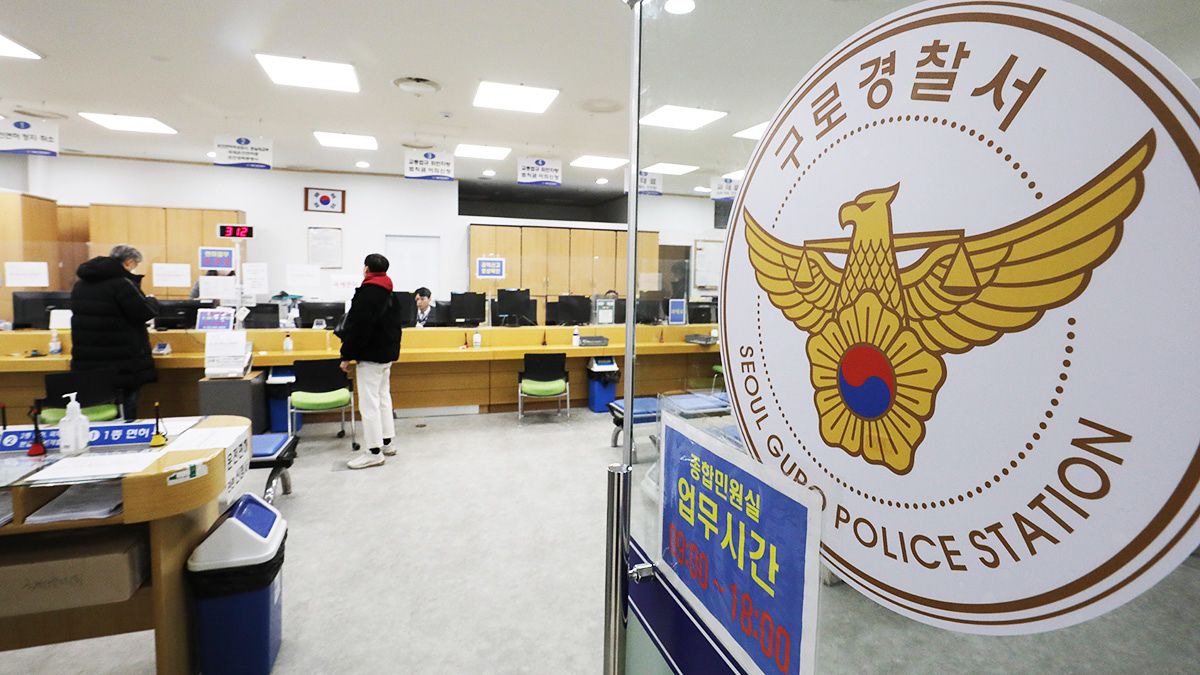 서울 구로경찰서는 지난 27일 구로구 구로동의 한 음식점에서 술에 취해 난동을 부리고 경찰을 폭행한 50대 중국인 남성 A씨를 체포했다고 밝혔다. 뉴스1