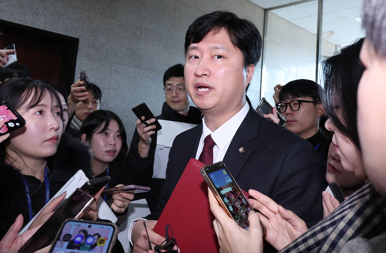 우재준 국민의힘 청년최고위원이 29일 오전 국회에서 최고위원회의를 마친 뒤 기자들 질문에 답하고 있다. 임현동 기자