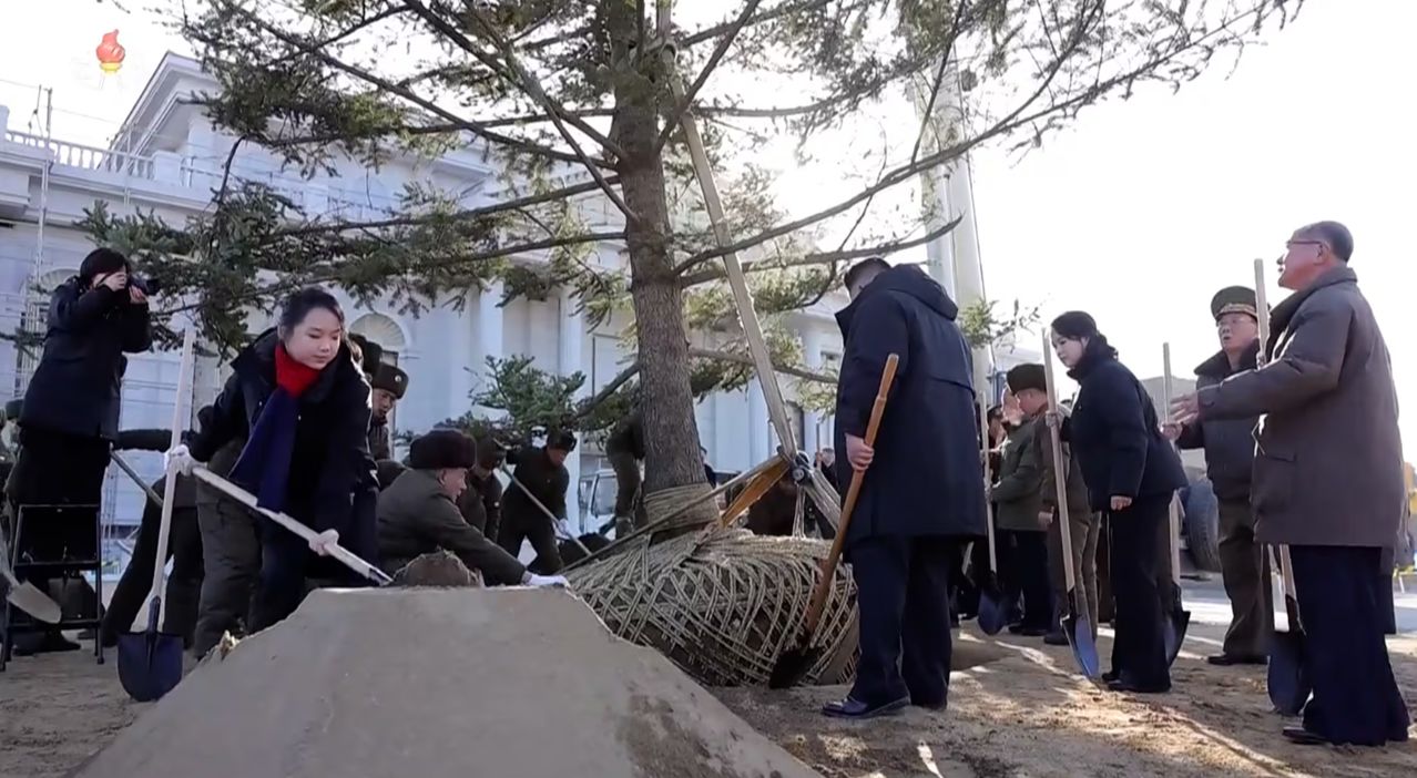 지난 5일 당·정부 지도간부들과 함께 '해외군사작전 전투위훈기념관' 건설장에서 삽을 들고 식수 작업을 하는 김주애(왼쪽). 조선중앙TV