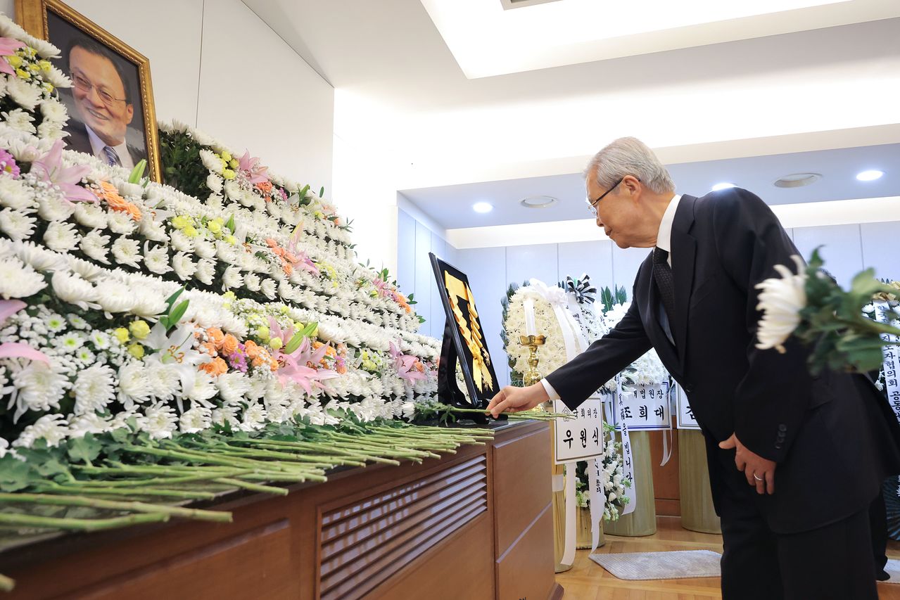 김종인 전 국민의힘 비상대책위원장이 28일 서울 종로구 서울대학교병원 장례식장에 마련된 고 이해찬 전 국무총리의 빈소를 찾아 조문하고 있다. 뉴스1