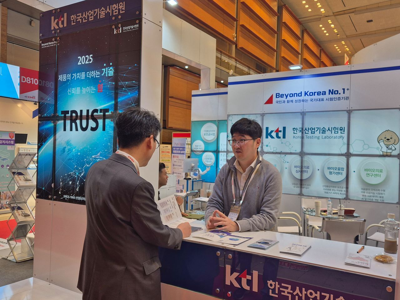 KTL 유지한 바이오융합평가센터장이 지난해 3월 서울 코엑스에서 열린 2025 국제의료기기·병원설비전시회(KIMES)에서 바이오의료기기 시험인증 관련 보조금 사업에 대해 설명하고 있다.