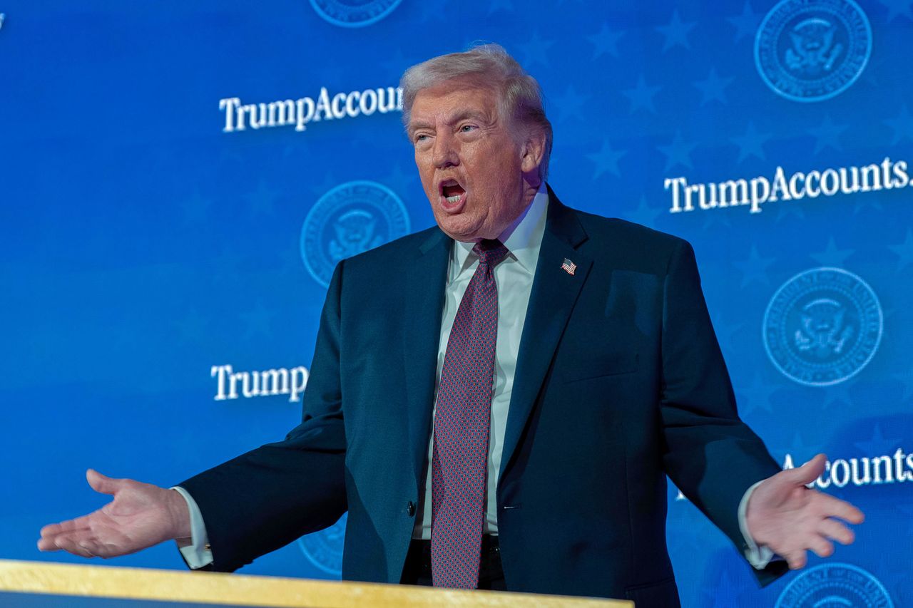 도널드 트럼프 대통령이 28일(현지시간) 워싱턴 카네기 멜론 강당에서 '트럼프 계정' 프로그램 출범 행사 중 제스처를 취하고 있다. AP=연합뉴스