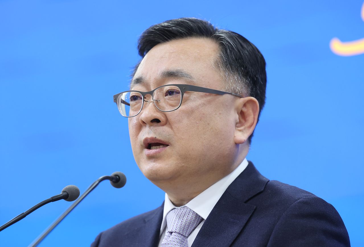  김성보 서울시 행정2부시장이 29일 오후 서울시청 브리핑룸에서 국토부 공급대책 관련 서울시 입장을 발표하고 있다. 뉴스1