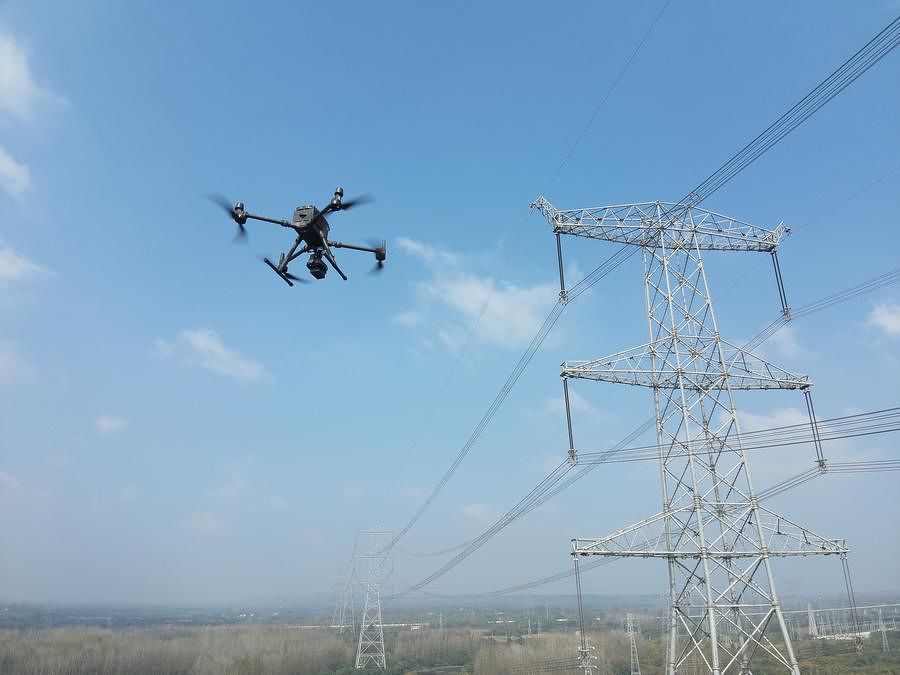 2025년 8월 안후이성 이청(宣城)시에서 안후이송변전회사 직원이 드론을 이용해 특고압 직류 선로의 데이터를 수집하고 있다. (안후이송변전회사 제공)