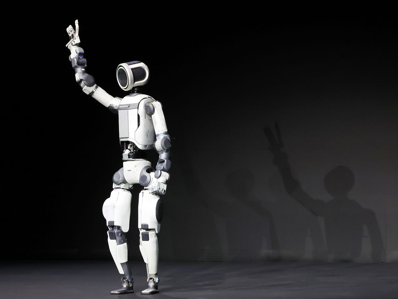 세계 최대 가전·정보기술(IT) 전시회 ‘CES 2026’ 개막을 하루 앞둔 지난 5일(현지시간) 미국 네바다주 라스베이거스 만달레이베이에서 열린 현대차그룹 프레스 컨퍼런스에서 휴머노이드 로봇 아틀라스가 관객들에게 인사하고 있다. 뉴스1