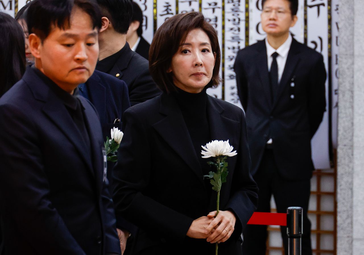 나경원 국민의힘 의원이 29일 서울 종로구 서울대학교병원 장례식장에 마련된 이해찬 전 국무총리의 빈소에서 조문하고 있다. 연합뉴스 