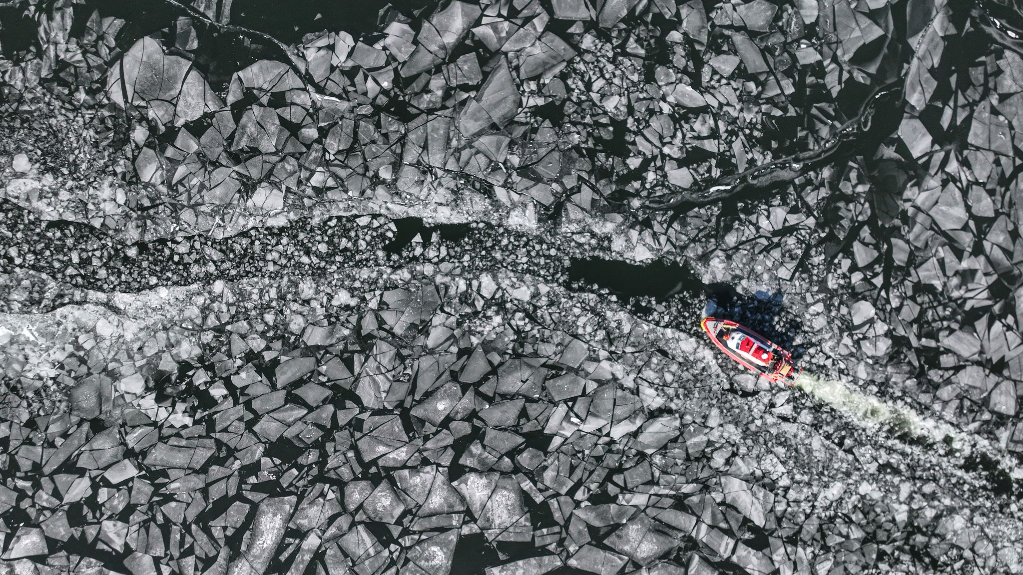 강추위가 계속된 28일 오전 서울 강동구 광나루 한강공원 일대 한강변에서 광나루 119수난구조대 구조보트가 얼음을 깨며 활동로 확보 작업을 하고 있다. 김경록 기자