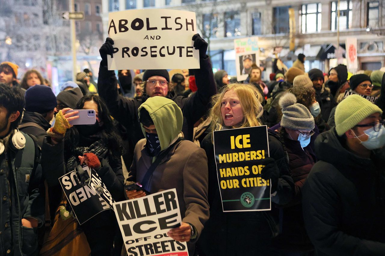 27일(현지시간) 도널드 트럼프 행정부의 이민 단속에 반대하는 시위대가 뉴욕 맨해튼의 힐튼 가든 인 호텔 앞에서 항의하고 있다. [AFP=연합뉴스]