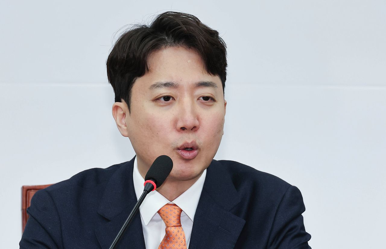 이준석 개혁신당 대표가 지난 13일 국회에서 장동혁 국민의힘 대표를 만나 발언을 하고 있다. 임현동 기자.