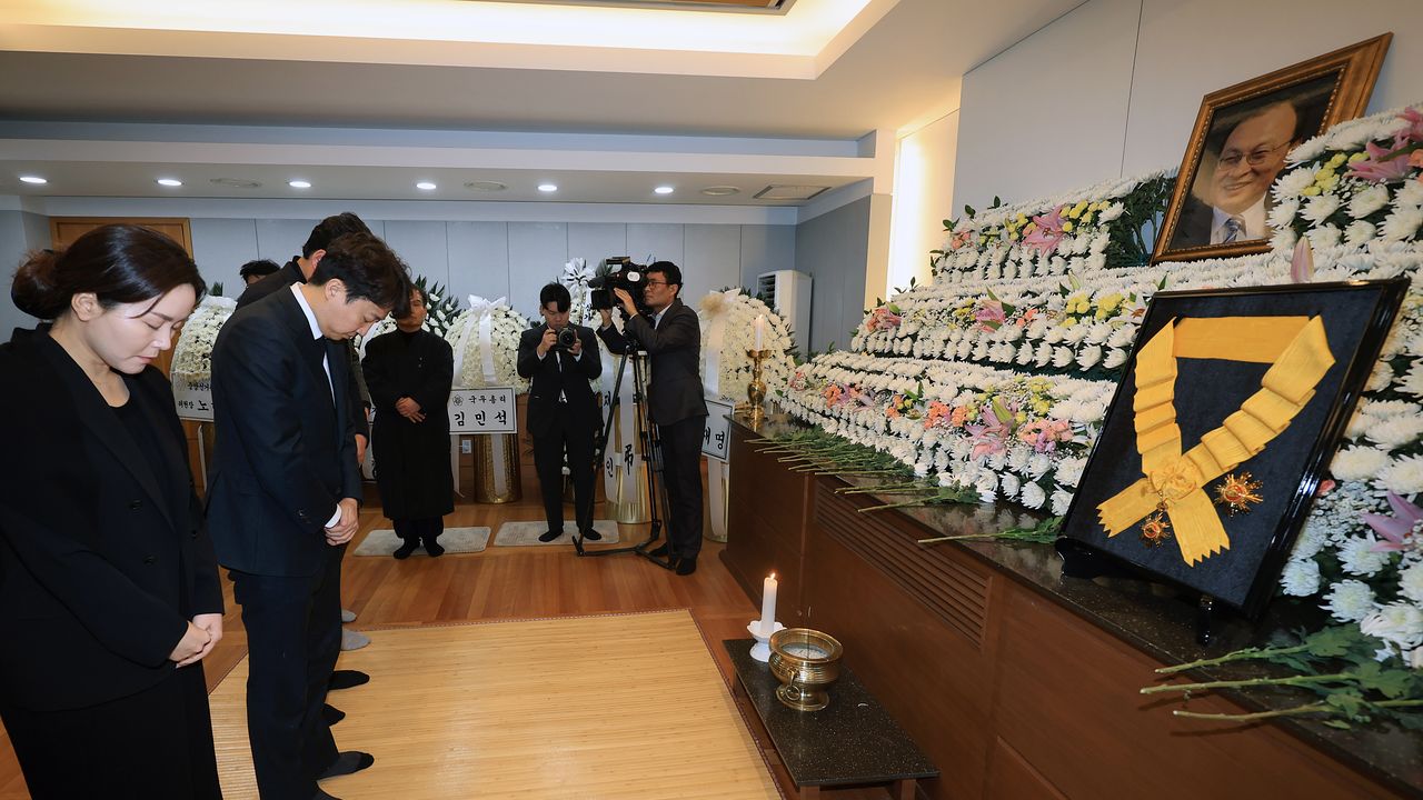 이준석 개혁신당 대표가 30일 오후 서울 종로구 서울대학교병원 장례식장에 마련된 故 이해찬 전 국무총리의 빈소에서 조문하고 있다. 뉴스1