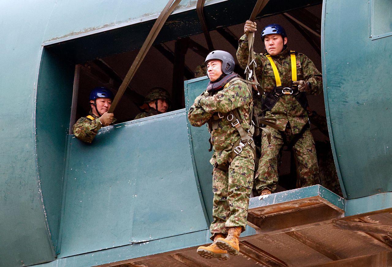 고이즈미 신지로 방위상이 지난 11일 지바현 후나바시에서 육군 자위대 하강 훈련에 참가하고 있다. EPA=연합뉴스