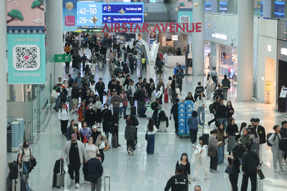 인천국제공항 제1여객터미널 내 면세구역에서 이동하고 있는 여행객들의 모습. 사진 연합뉴스