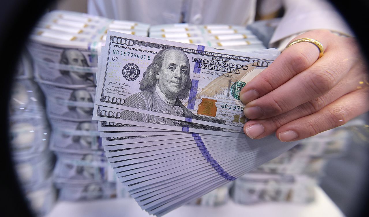 30일 서울 중구 하나은행 위변조대응센터에서 직원이 달러화를 정리하고 있다. 뉴스1