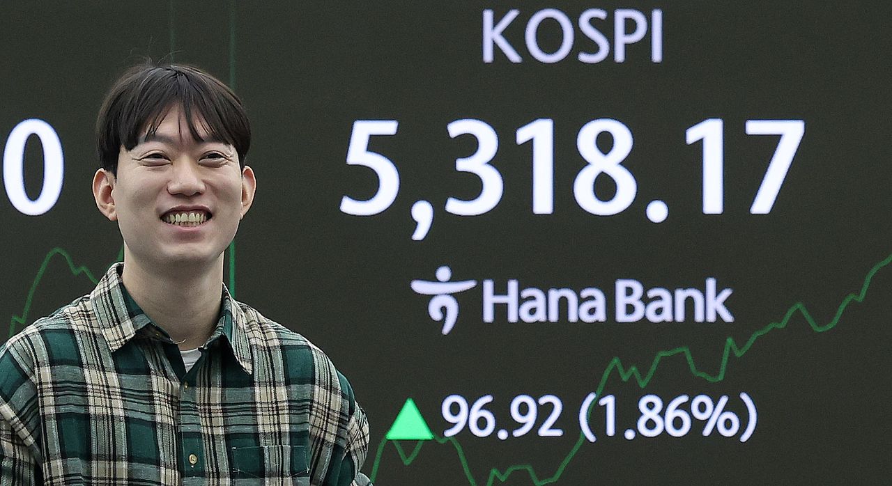 코스피가 장중 5300선을 돌파한 30일 오전 서울 중구 하나은행 본점 딜링룸 전광판에 장초반 시황이 나타나고 있다. 뉴스1