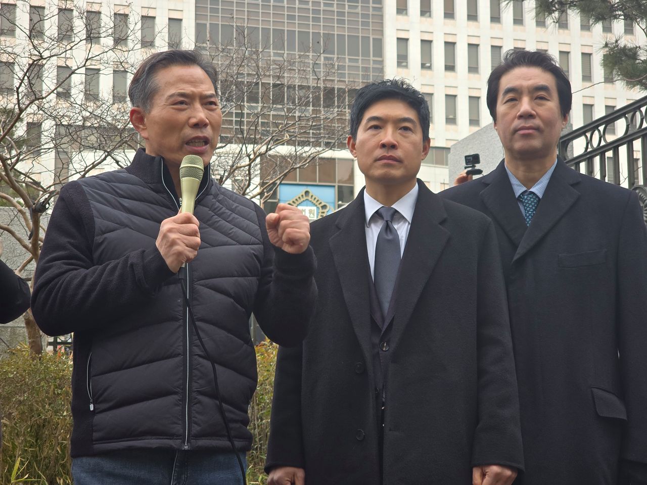 손현보 세계로교회 목사가 30일 오전 11시 부산지방법원 앞에서 기자회견을 하고 있다. 사진 이은지 기자 