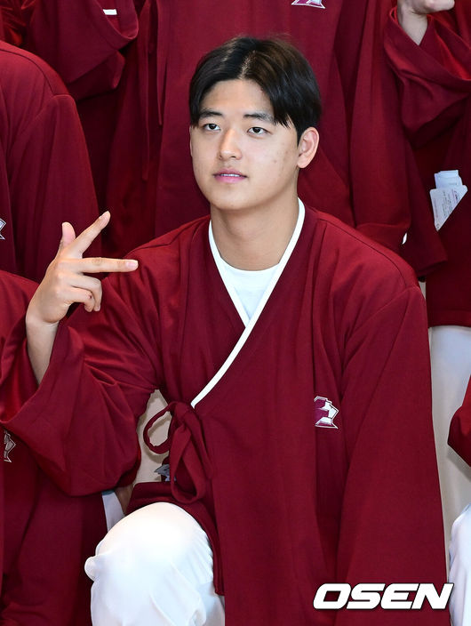 [OSEN=인천공항, 최규한 기자] 프로야구 키움 히어로즈가 2026 시즌을 준비하기 위해 22일 오전 대만 가오슝으로 출국했다.키움은 22일부터 3월 7일까지 총 45일간 대만 가오슝에서 2026시즌을 위한 스프링캠프에 돌입한다. 이번 캠프에는 설종진 감독을 포함한 코칭스태프 12명과 선수 48명 등 총 60명이 참가한다.키움 박준현을 비롯한 선수단이 출국을 앞두고 포즈를 취하고 있다. 2026.01.22 / dreamer@osen.co.kr