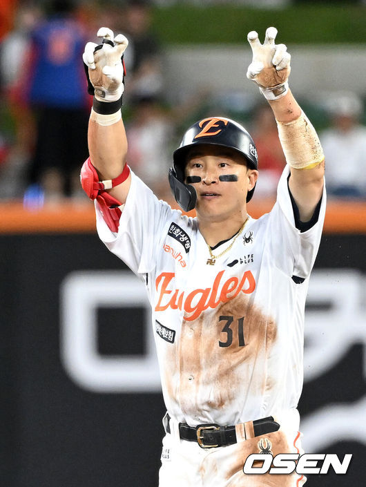 [OSEN=대전, 이대선 기자] 19일 오후 대전 한화생명볼파크에서 2025 신한 SOL Bank KBO리그 한화 이글스와 두산 베어스의 경기가 열렸다.한화는 와이스, 두산은 콜어빈을 선발로 내세웠다.3회말 무사에서 한화 손아섭이 우전 2루타를 치고 환호하고 있다.  2025.08.19 /sunday@osen.co.kr