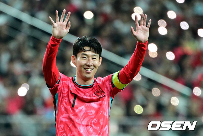 [OSEN=상암, 조은정 기자]10일 서울 마포구 서울월드컵경기장에서 2026 국제축구연맹(FIFA) 북중미 월드컵 아시아 3차 예선 B조 10차전 대한민국 남자 축구 대표팀과 쿠웨이트의 경기가 열렸다.한국은 지난 6일 이라크 원정에서 2-0 완승과 함께 5승 4무(승점 19)로 조 2위 이상을 확정, 11회 연속 월드컵 본선 진출을 조기 확정지었다.후반 한국 손흥민이 슛에 실패한 황인범이 아쉬워하자 격려하고 있다. 2025.06.10 /cej@osen.co.kr