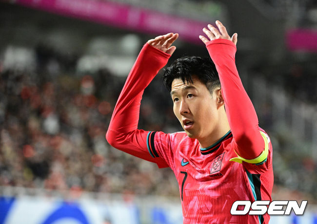 [OSEN=수원, 지형준 기자] 홍명보호가 이번에도 승리하지 못했다. 요르단과 아쉬운 무승부를 거두면서 3경기 연속 승점 1점을 추가하는 데만족해야 했다.홍명보 감독이이끄는 대한민국 축구대표팀은 25일 오후 8시 수원월드컵경기장에서 열린 2026 국제축구연맹(FIFA) 북중미 월드컵 아시아지역 3차 예선 B조 8차전에서 요르단과 1-1로 비겼다.이제 한국은 승점 16(4승 4무)으로 불안한 조 1위를 유지 중이다. 2위 요르단(승점 13), 한 경기 덜 치른 이라크(승점 12)와 격차가 크지 않다. 6월 A매치 결과에 따라 뒤집힐 가능성도 충분하다.후반 대한민국 손흥민이 코너킥을 준비하며 팬들의 응원을 유도하고 있다. 2025.03.25 / jpnews@osen.co.kr