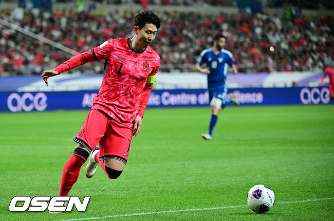 [OSEN=상암, 조은정 기자]10일 서울 마포구 서울월드컵경기장에서 2026 국제축구연맹(FIFA) 북중미 월드컵 아시아 3차 예선 B조 10차전 대한민국 남자 축구 대표팀과 쿠웨이트의 경기가 열렸다.한국은 지난 6일 이라크 원정에서 2-0 완승과 함께 5승 4무(승점 19)로 조 2위 이상을 확정, 11회 연속 월드컵 본선 진출을 조기 확정지었다.후반 한국 손흥민이 드리블을 하고 있다. 2025.06.10 /cej@osen.co.kr
