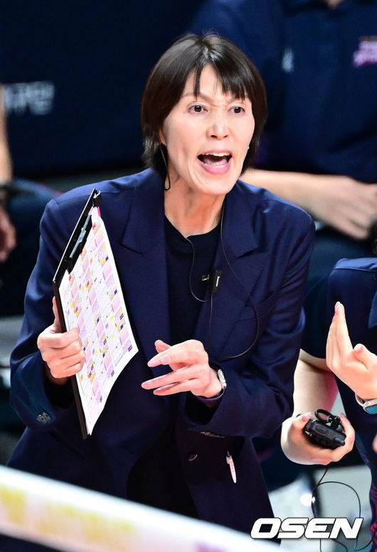 [OSEN=장충, 최규한 기자] 29일 오후 서울 장충체육관에서 ‘진에어 2025~2026 프로배구 V리그’ 여자부 GS칼텍스와 흥국생명의 경기가 열렸다.홈팀 GS칼텍스는 11승 13패 승점 33으로 5위, 방문팀 흥국생명은 14승 10패 승점 44로 2위를 달리고 있다.2세트, 흥국생명 요시하라 토모코 감독이 작전 지시를 내리고 있다. 2026.01.29 / dreamer@osen.co.kr