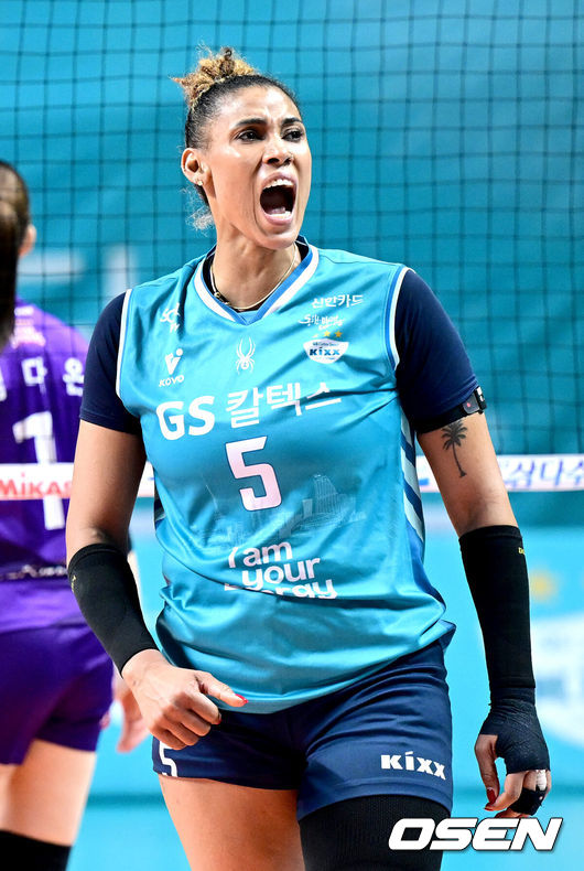 [OSEN=장충, 최규한 기자] GS칼텍스 KIXX가 극적인 역전승을 거두며 흥국생명 핑크스파이더스의 6연승 도전을 저지했다.GS칼텍스는 29일 서울 장충체육관에서 열린 ‘도드람 2025-2026 V-리그’ 5라운드 흥국생명과의 경기에서 세트스코어 3-2(15-25, 19-25, 25-22, 25-15, 15-11)로 승리했다.5세트 막판 GS칼텍스 실바가 득점에 기뻐하고 있다. 2026.01.29 / dreamer@osen.co.kr