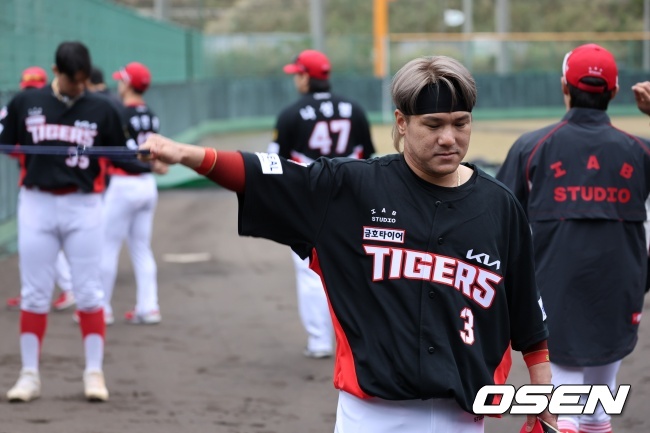 KIA 김선빈이 아마미 캠프에서 타격훈련을 준비하고 있다./KIA 타이거즈 제공