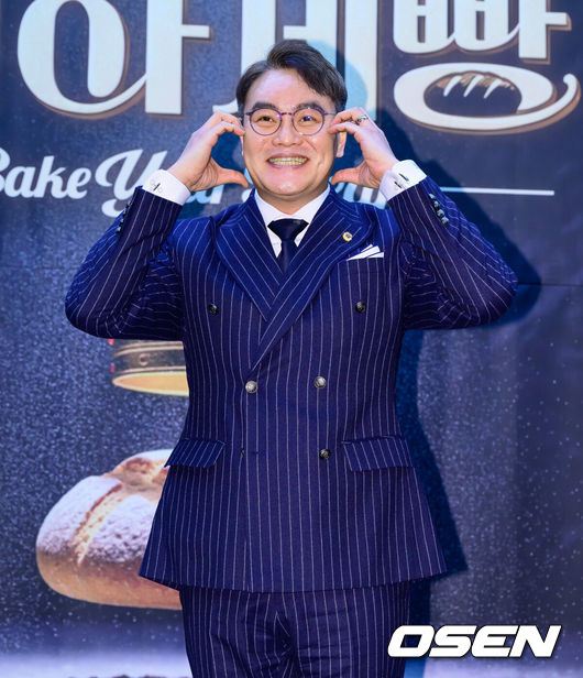 [OSEN=지형준 기자] 30일 오후 서울 상암 스탠포드호텔코리아에서 MBN 새 예능 ‘천하제빵’ 제작발표회가 열렸다.‘천하제빵’은 단순한 음식을 넘어 하나의 트렌드가 된 ‘K-빵’의 열풍을 이끌, 세계최강 제과제빵사를 선발하는 국내 최초 ‘K-베이커리 서바이벌’이다.심사위원 이석원이 포토타임을 하고 있다. 2026.01.30 /jpnews@osen.co.kr