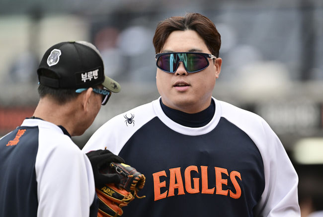 [OSEN=대전, 박준형 기자] 30일 대전 한화생명볼파크에서 2025 신한 SOL Bank KBO리그 포스트시즌 한국시리즈 4차전 한화 이글스와 LG 트윈스의 경기가 열렸다.이날 경기에 한화는 와이스를, LG는 치리노스를 선발투수로 내세웠다. 경기 앞두고 한화 류현진이 훈련 마치고 더그아웃으로 들어가고 잇다. 2025.10.30 / soul1014@osen.co.kr