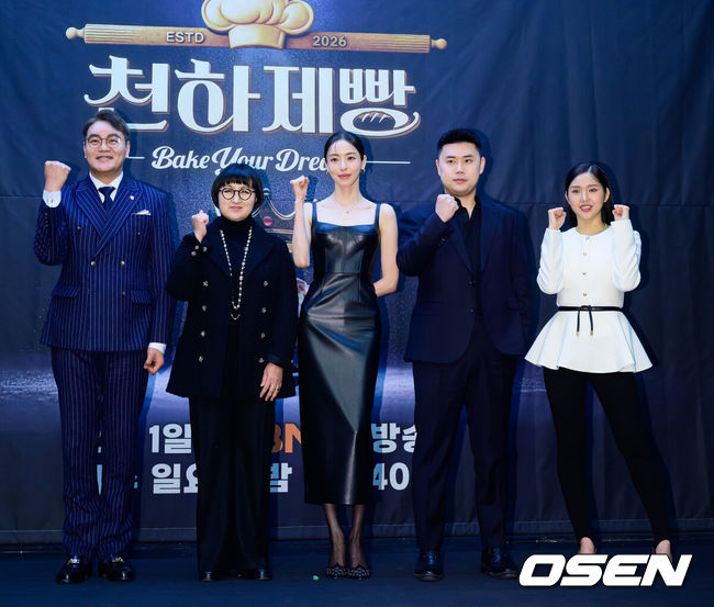 [OSEN=지형준 기자] 30일 오후 서울 상암 스탠포드호텔코리아에서 MBN 새 예능 ‘천하제빵’ 제작발표회가 열렸다.‘천하제빵’은 단순한 음식을 넘어 하나의 트렌드가 된 ‘K-빵’의 열풍을 이끌, 세계최강 제과제빵사를 선발하는 국내 최초 ‘K-베이커리 서바이벌’이다.심사위원 노희영, 이석원, MC 이다희, 심사위원 권성준, 미미가 포토타임을 하고 있다. 2026.01.30 /jpnews@osen.co.kr