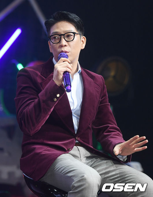 [OSEN=민경훈 기자] 25일 오후 서울시 광진구 광장동 예스24 라이브홀에서 MC몽(엠씨몽) 정규8집 ‘CHANNEL 8’ 발매 기념 음감회가 열렸다.MC몽이 취재진의 질문에 답하고 있다./rumi@osen.co.kr