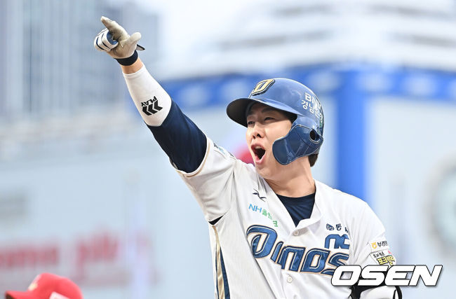 [OSEN=창원, 이석우 기자] 4일 창원NC파크에서 2025 신한 SOL 뱅크 KBO 리그 NC 다이노스와 SSG 랜더스의 경기가 열렸다. 홈팀 NC는 라일리가, 방문팀 SSG는 김광현이 선발 출전했다. NC 다이노스 박건우가 1회말 무사 1,2루 중견수 앞 1타점 안타를 치고 환호하고 있다. 2025.10.04 / foto0307@osen.co.kr