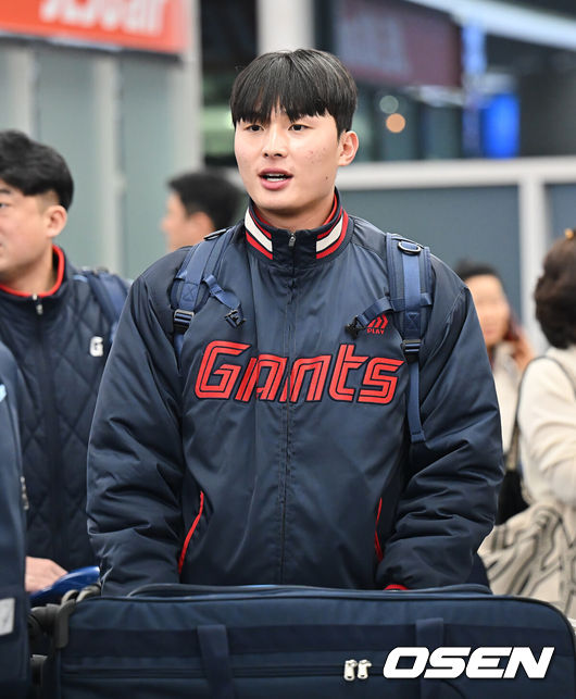 [OSEN=부산, 이석우 기자] 롯데 자이언츠 선수단이 25일 김해공항을 통해 전지훈련지인 대만 타이난으로 출국했다.김태형 감독 등코치진과 투수20명,포수5명,내야수9명,외야수7명 등 총41명의 선수단이 1월 20일까지 1차 캠프에서 체력 강화와 기술 훈련을 치른 뒤 21일부터 3월 5일까지 일본 미야자키로 옮겨 2차 캠프에서 구춘리그에 참가해 실전 감각을 점검한다. 롯데 자이언츠 윤동희가 출국을 하고 있다. 2026.01.25 / foto0307@osen.co.kr