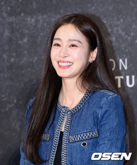 [OSEN=이대선 기자] 18일 서울 강남구 메가박스 코엑스에서 아마존 프라임 비디오 시리즈 ‘버터플라이’ 레드카펫 쇼케이스가 열렸다.‘버터플라이’는 베일에 싸인 전직 미 정보요원 데이비드 정(대니얼 대 킴 분)이 어떤 선택에 의해 삶이 무너지고, 과거에 얽매인 그를 살해하라는 명령을 받은 현직요원 레베카(레이나 하디스티 분)와 쫓고 쫓기는 이야기를 그린 시리즈물이다.배우 김태희가 미소짓고 있다. 2025.08.18 /sunday@osen.co.kr